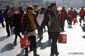 农村家庭有老人过世，要多久才可以去别人家里串门办事？图片