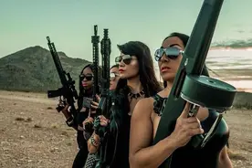 敢死队里的手持“重炮”，能打出成吨伤害的AA-12自动霰弹枪图片