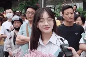 江苏盐城送花女孩手里的花束，你知道这种花的名字和寓意吗？图片