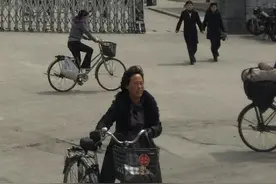 朝鲜自行车如何防盗？在自行车把上打钢印，好像和咱们过去差不多图片