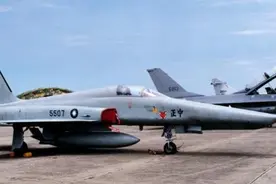 89年，台湾空军中校驾机起义，12架台湾空军战机越过中线狂追图片