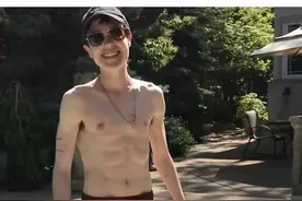 艾伦佩吉在ins晒出泳装照，身形消瘦腹肌明显，正式宣告变性成功图片