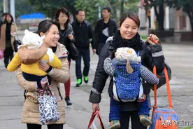 孩子哭闹，妈妈在公众场合给孩子喂奶遭谴责，这件事你怎么看？图片