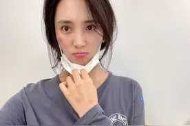 王紫璇穿裸背健身衣晒自拍，脸不小心被玻璃撞伤，网友：依然很美图片