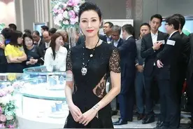 李嘉欣老了也惊艳，一袭半透蕾丝长裙优雅端庄，原装五官太大气图片