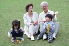 6岁女儿独睡2米大床，却总说“挤”，妈妈查看监控后放声大哭图片