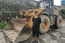 港湾大道出现一车轮胎跟小车一样高，超高回头率！司机被拦还不知自己犯错！图片