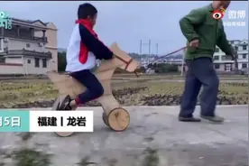 福建69岁木工给孙子做会跑的木马：可双人乘骑，走路摇摇摆摆图片