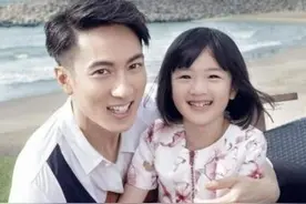 爸爸在家打游戏，遭女儿“强势”围观，网友：这孩子满眼都是你啊图片