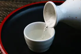 每天喝二两白酒与滴酒不沾，哪种人更健康？今天医生一次性告诉你图片