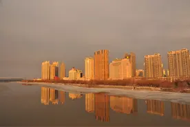 春江水暖，冰层融化，景色好美图片