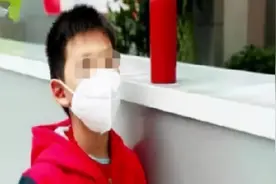 12岁男孩20多小时不吃不喝独自回国，世界在奖励有教养的孩子图片