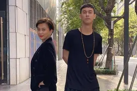 58岁李玲玉带23岁混血儿子现身街头，保养得太好，好似40岁图片