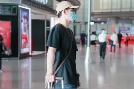 马可的身材也太好了吧，明明穿的T恤是挺宽松的，也藏不住肌肉图片