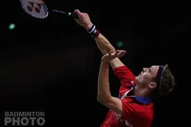 专家把脉羽毛球技术：那种离身体很近、弧度又很低的球该怎么处理？图片