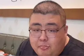 泡泡龙被倒立灌食用油，共41400大卡，相当于一人一月的热量图片