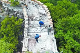 山脊上修长城，运料全靠骡驮人背图片