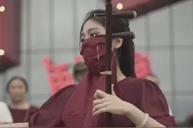 面纱半掩真神秘！凭二胡火爆海外的她，难道是下一个“李子柒”？图片
