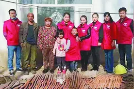 黑龙江省林口县小学老师王金花，为陪婆婆开灯戴眼罩睡觉一陪就是四年图片