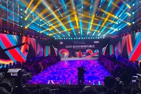 疫后重振新形象！2020武汉时装周开幕图片