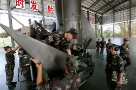 火箭军某部召集预备役士兵返岗复训图片
