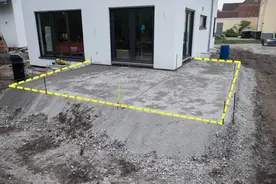 院子打水泥过时了，我在门口圈一块地，垫高后铺上甲板，惬意休闲图片