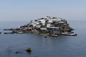 非洲小岛还没足球场大，却挤了1000个居民，旁边两大岛没人住图片