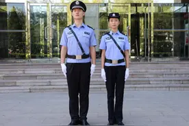 警察和精神病人的故事图片