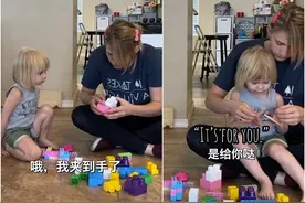 妈妈当女儿的面模仿她做过的事：父母什么样，孩子就是什么样图片