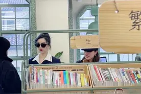 网友书店偶遇范冰冰，一身黑色装扮气场十足，皮肤白皙状态回春图片