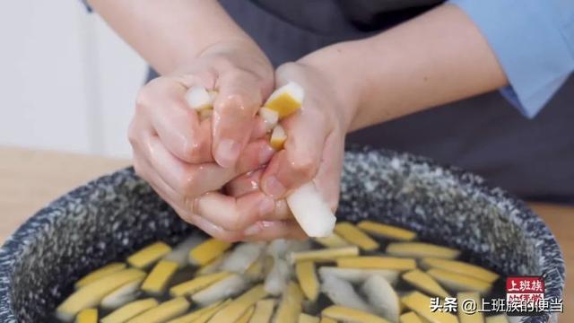 柚子吃完皮别扔，教你在家做柚子糖，好吃不上火，天然润喉糖