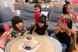 贾静雯带女儿们聚会，波妞变小吃货，为吃蛋糕挤走寿星坐C位萌翻图片