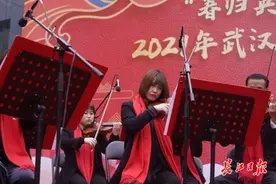 高燃！大年初一，他们在江汉路唱响《我爱你中国》图片