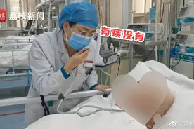 暖心！西安一医生将听诊器变助听器问老爷爷病情图片