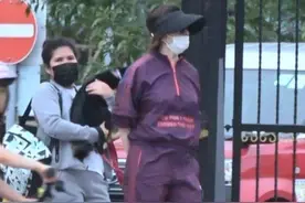 关之琳与光头男友人散步，57岁异性缘好，穿运动衣却难掩身材走形图片