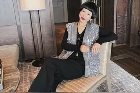 上了年纪的女人别痴迷长发，这位大姐蘑菇头配高级感穿搭，美呆了图片