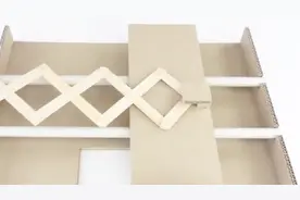 科技大佬，纸板自制狗粮机，网友：按一按就有粮了