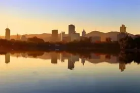 大明湖再现“佛山倒影”图片