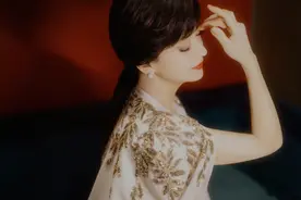 赵雅芝金枝玉叶白娘子装扮，迎接阳光和好的三月图片