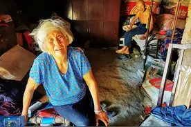 家乡那个小村庄，白了头发的嫂子坐在床上，年轻时追赶着打我哥姐图片