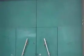王宝强河北老家豪宅曝光！ 亲哥哥和嫂子在收拾院子， 打扮朴实！图片