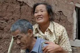 丈夫双目失明，妻子下身残疾！背篓夫妻40年来形影不离、真爱无疆图片