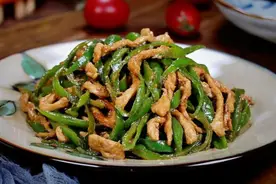 腌肉丝，放蛋清和淀粉是大错特错！教你一招，肉丝嫩滑不粘锅图片