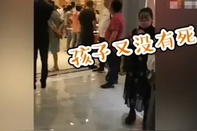 导游怒怼游客孩子没死就得购物，网友怒了：连基本的人性都没有了图片