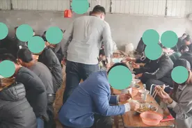 临沂怪大爷炒菜30年不刷锅，凭两道菜传承4代人，每天流水10000元图片