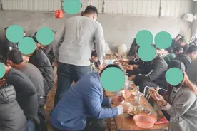 临沂怪大爷炒菜30年不刷锅，凭两道菜传承4代人，每天流水10000元图片