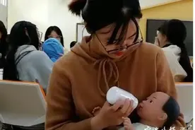 宁波幼师高专引入智能仿真娃娃，一群大学生当起了“奶爸”“奶妈”图片