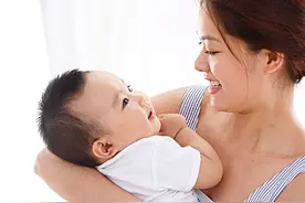 新生宝宝应该怎么抱？宝宝为何会哭闹？新手爸爸妈妈这几点要知道图片