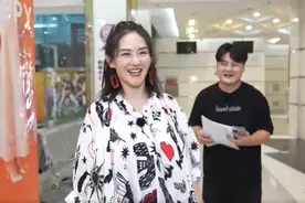 谢娜产后首次公开亮相！录《快本》笑声不断，身材圆润双下巴抢镜图片