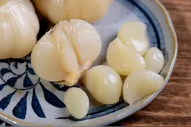 往大蒜中倒雪碧，原来饭店是这样腌糖蒜的，酸甜爽脆特别开胃图片